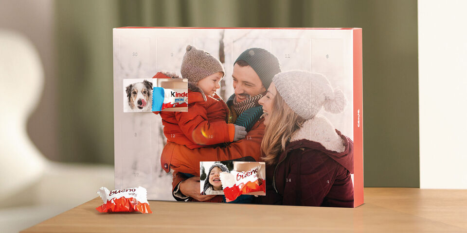 Personalisierter Foto‑Adventskalender gefüllt mit Schokolade von kinder ® und Türchendruck mit winterlichem Familienfoto