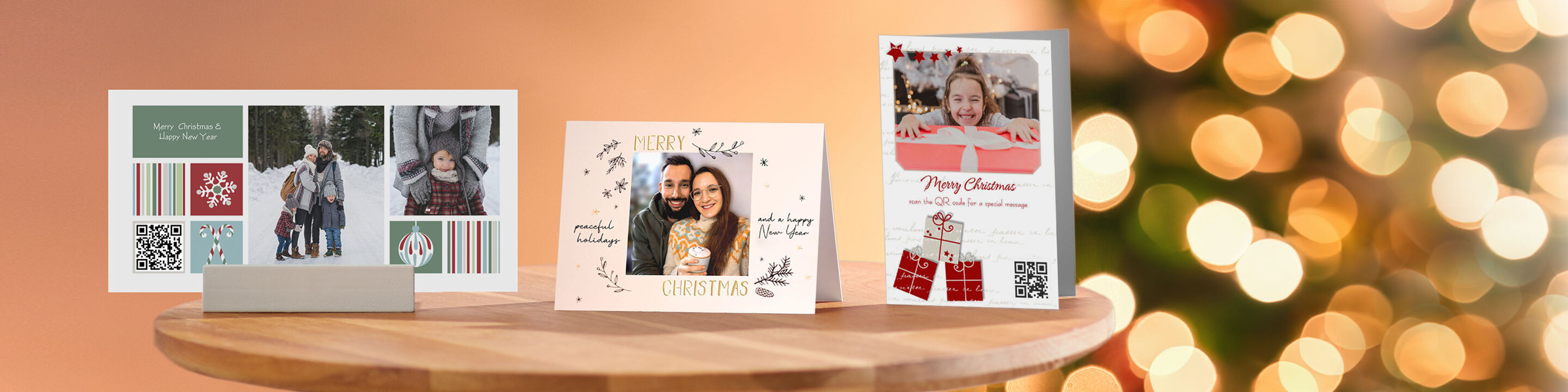 Drei liebevoll gestaltete CEWE Grußkarten stehen auf einem Tisch. Im Hintergrund leuchten Weihnachtslichter.