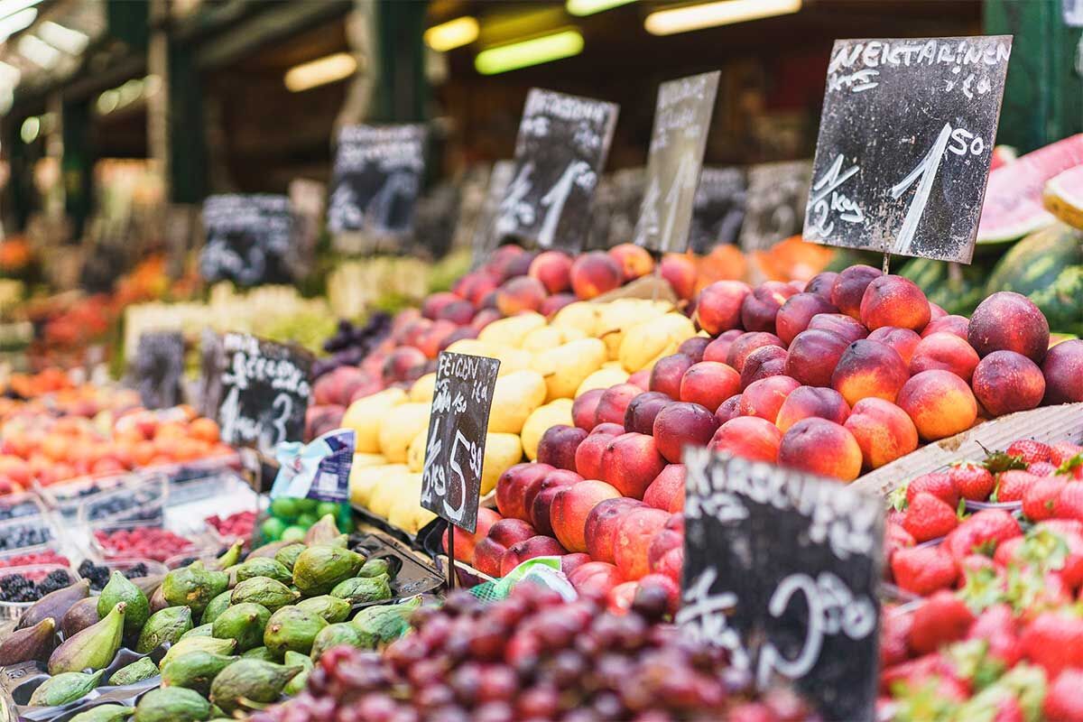 Bunte Obststände auf einem Markt mit frischen Früchten