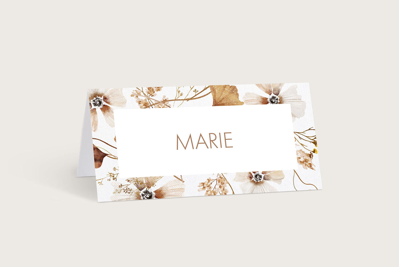 Elegante Tischkarte mit Blumenmotiv und dem Namen Marie