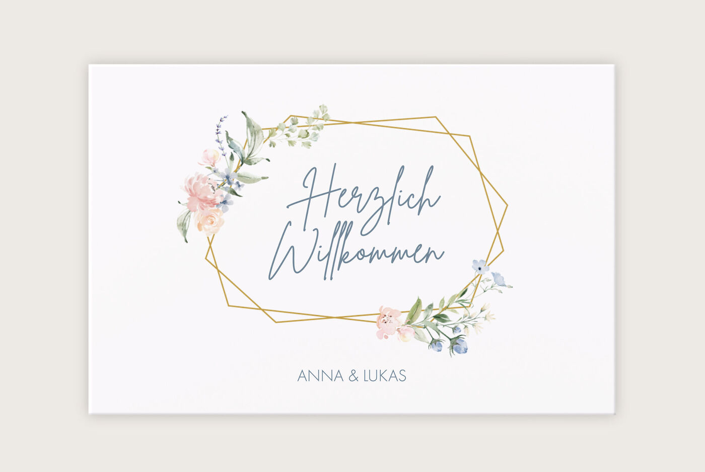 Willkommenskarte in zarten Farben mit floralem Design und elegantem Schriftzug