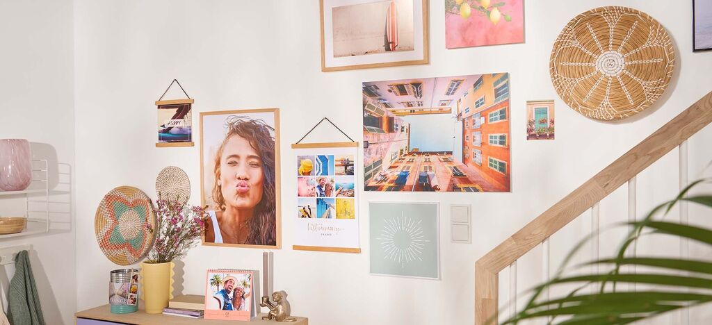 Ein schöner und kreativer Wand dekoriert mit Fotos und Kunstwerken, die liebevolle Erinnerungen zeigen