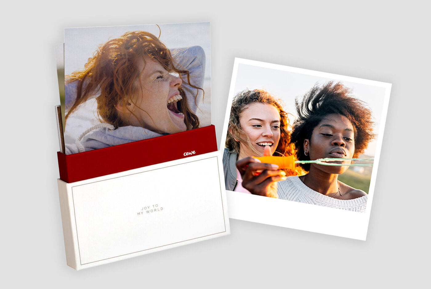 Zwei kreative Fotoprodukte von CEWE: ein Fotobuch und zwei Fotos.