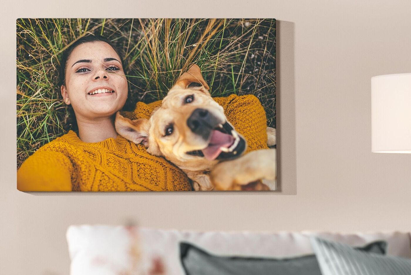 Ein glücklicher Hund mit einer Person, die in einem gelben Pullover liegt, umgeben von grüner Wiese, die Freude und Zuneigung zeigt