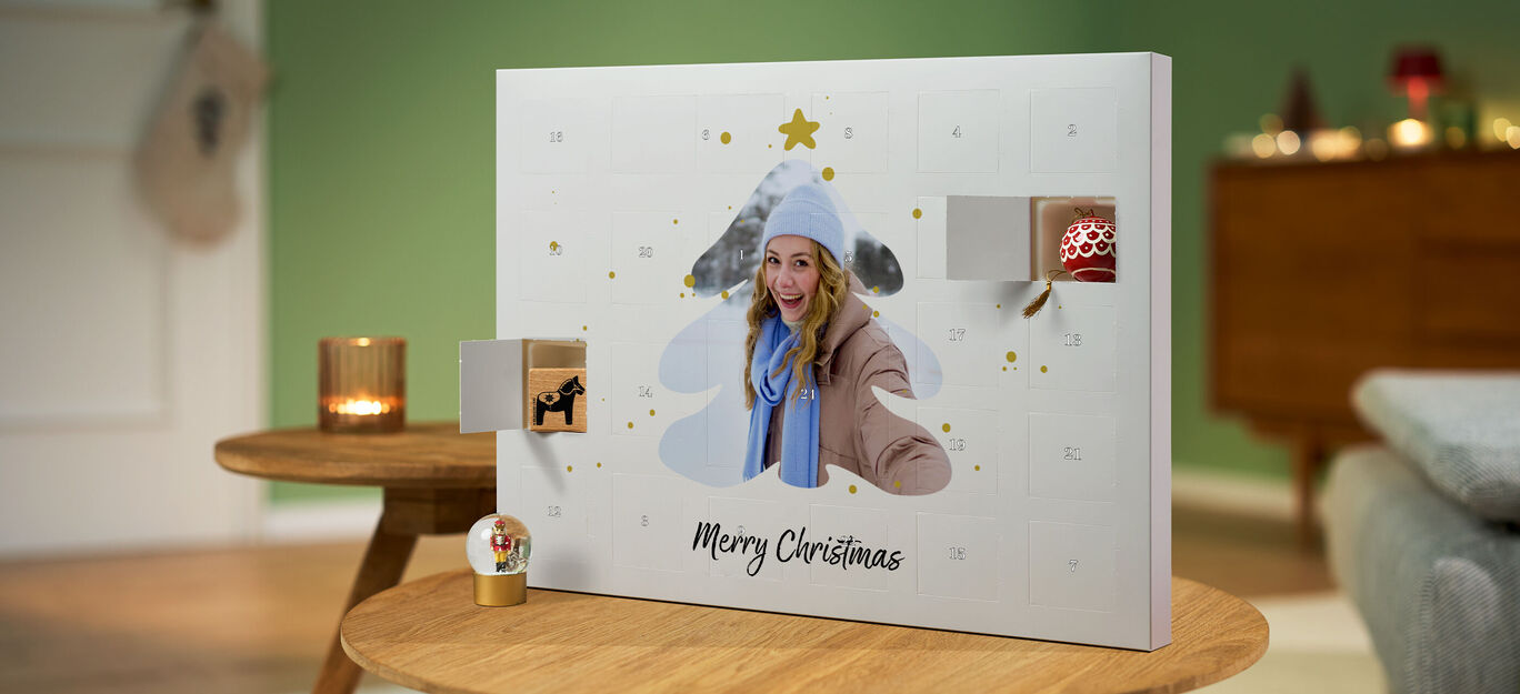 Ein adventlicher Kalender mit festlichen Motiven auf einem Tisch.