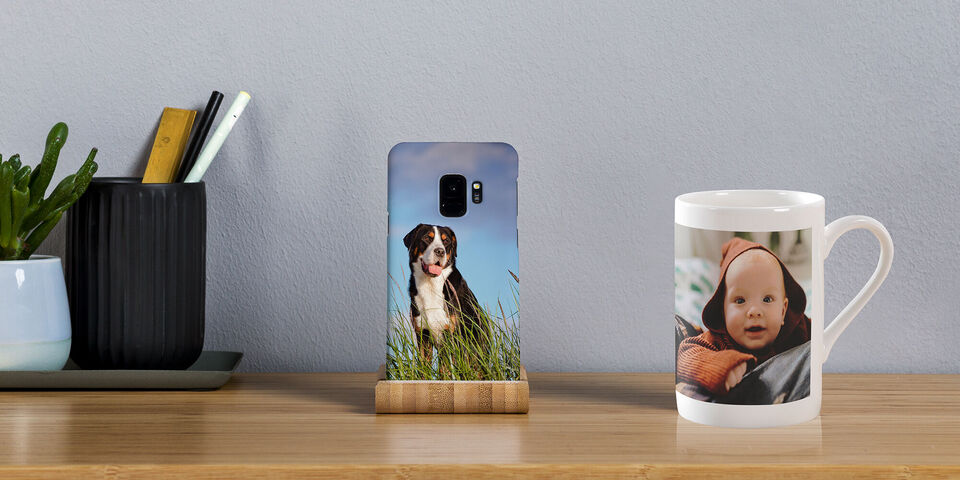 Ein Schlüsselanhänger mit einem Hundebild steht daneben einer personalisierten Tasse.