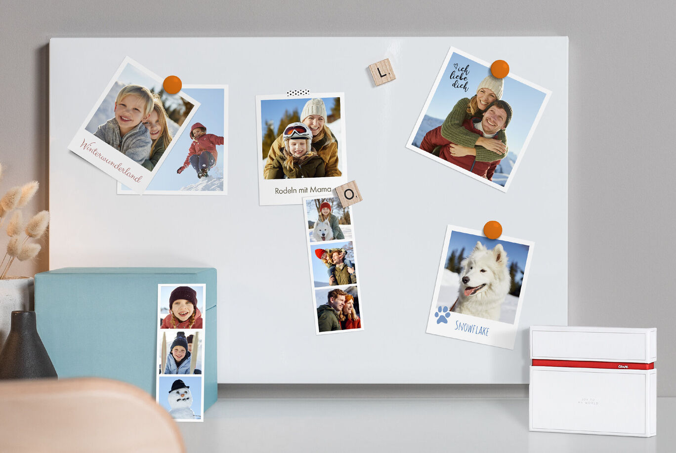 Eine magnetische Wand, dekoriert mit Fotos von glücklichen Menschen und einem Hund. Einige Bilder zeigen Winteraktivitäten, die mit Freude und Gemeinsamkeit verbunden sind.