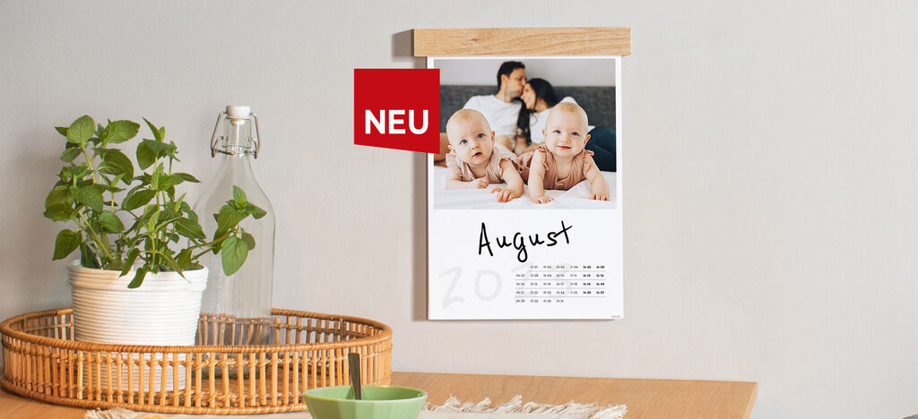 Kalender mit dem Monat August und einem Familienschnappschuss.