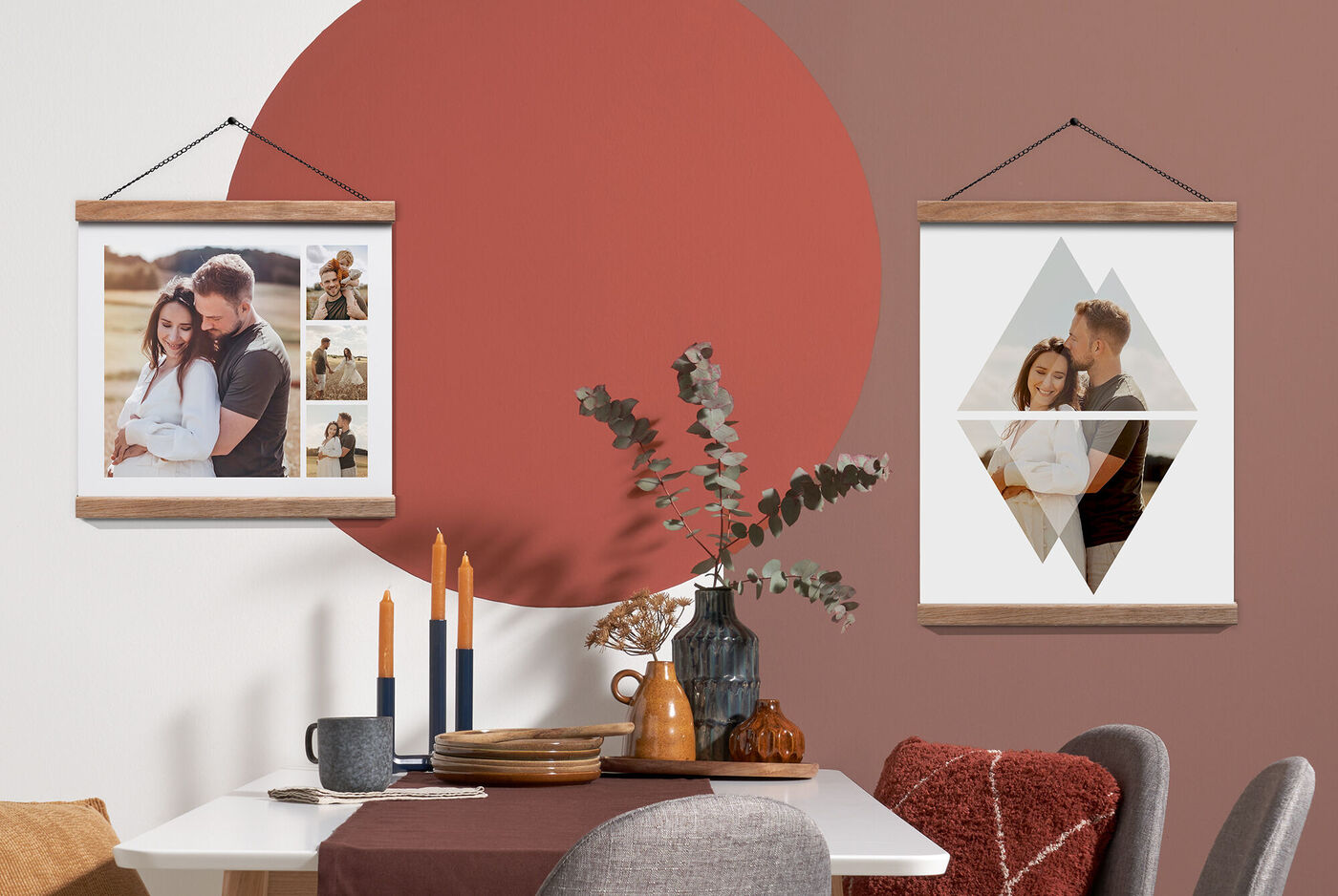 Zwei romantische Wandbilder hängen an der Wand über einem Tisch mit Kerzen und einer Vase.