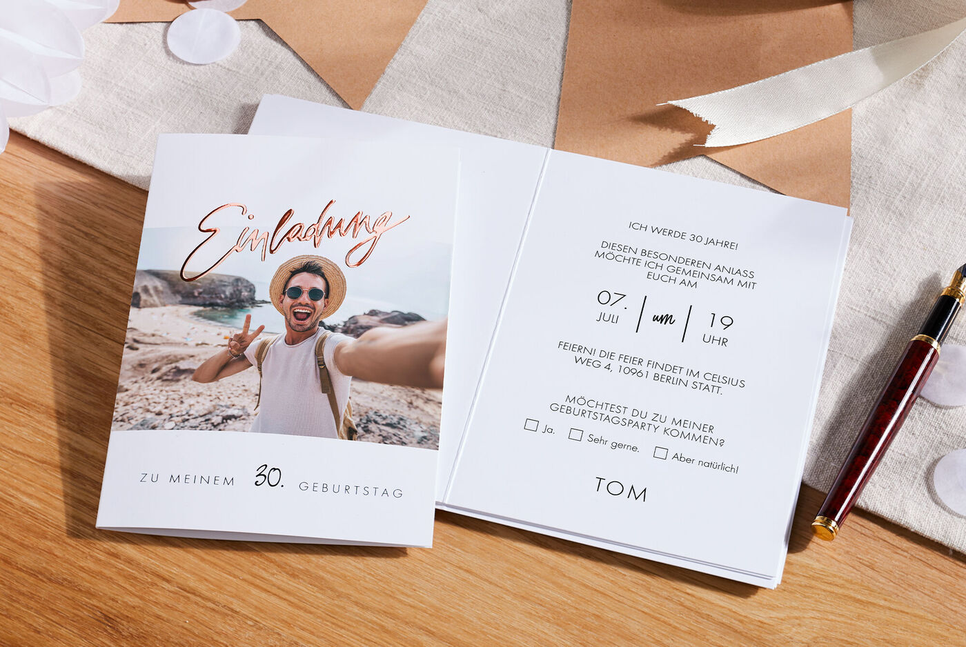 Einladungsdesign für einen 30. Geburtstag mit fröhlichem Layout und persönlichem Touch