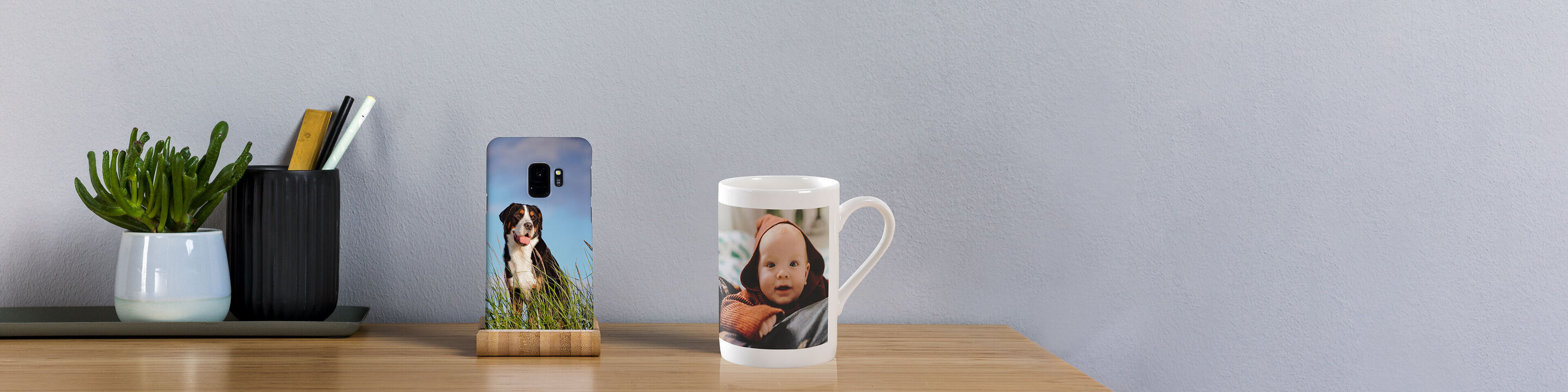 Personalisierte Tasse und Handyhülle auf einem Schreibtisch