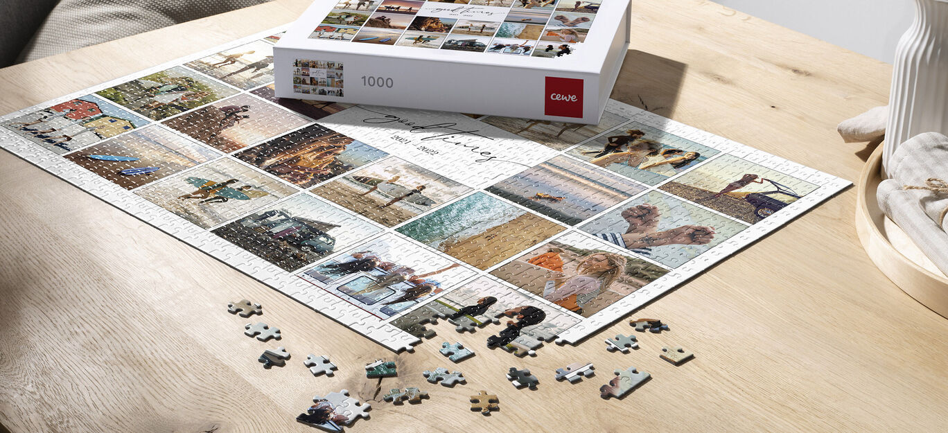 Puzzle mit vielen Fotos für unvergessliche Momente auf einem Tisch