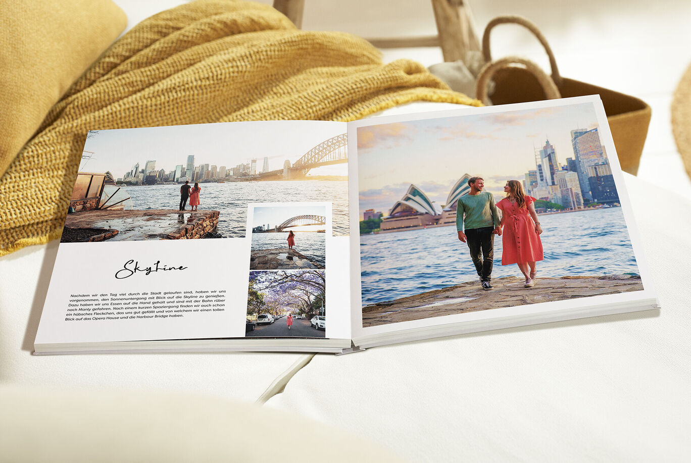 Offenes Fotobuch mit schönen Erinnerungen an einen Strandspaziergang und der Skyline von Sydney im Hintergrund