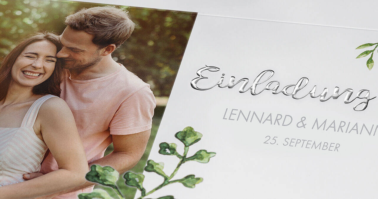 Einladungsdesign für eine Hochzeit mit floralen Elementen und liebevoller Schriftart