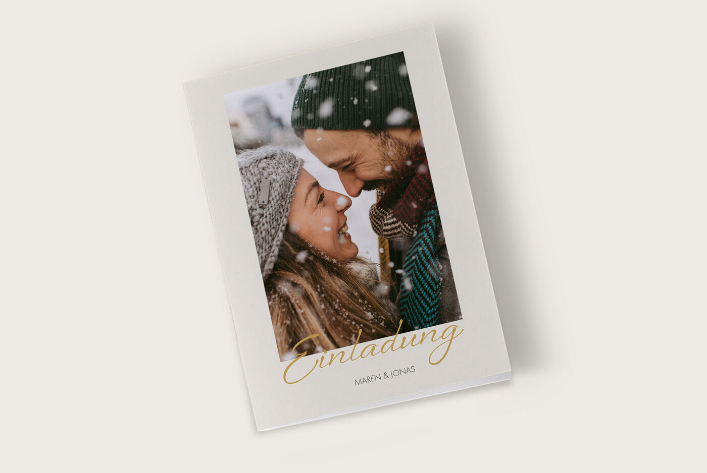 Einladungskarte mit festlichem Design und goldener Schrift