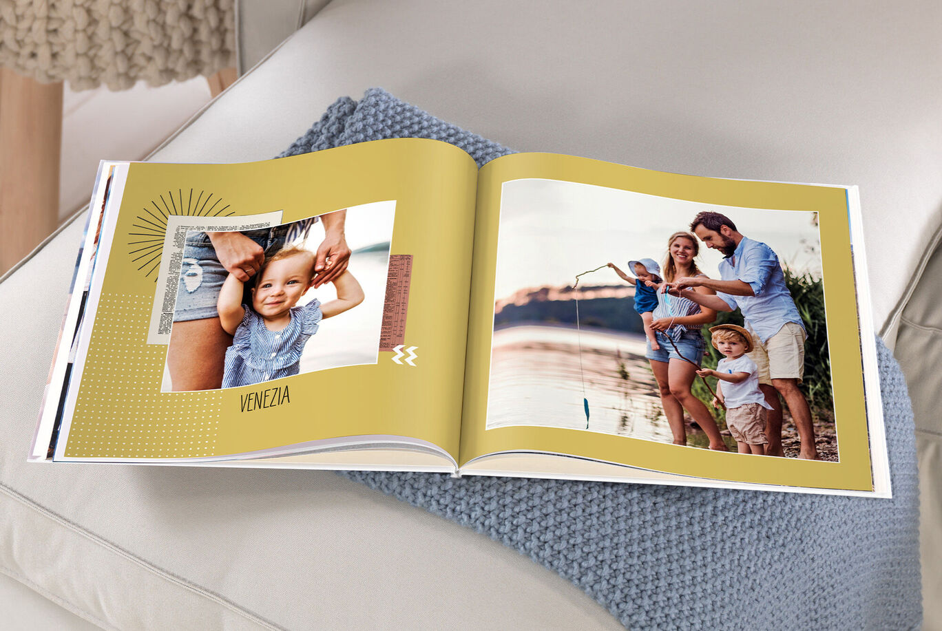 Ein offenes Fotobuch auf einem Tisch, mit Bildern von einem Familienausflug nach Venedig