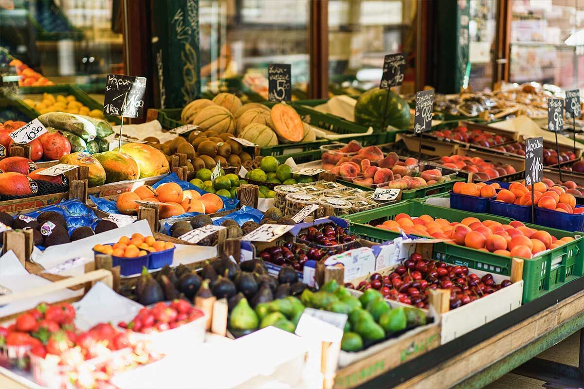 Bunte Auswahl an frischem Obst und Gemüse auf einem Marktstand