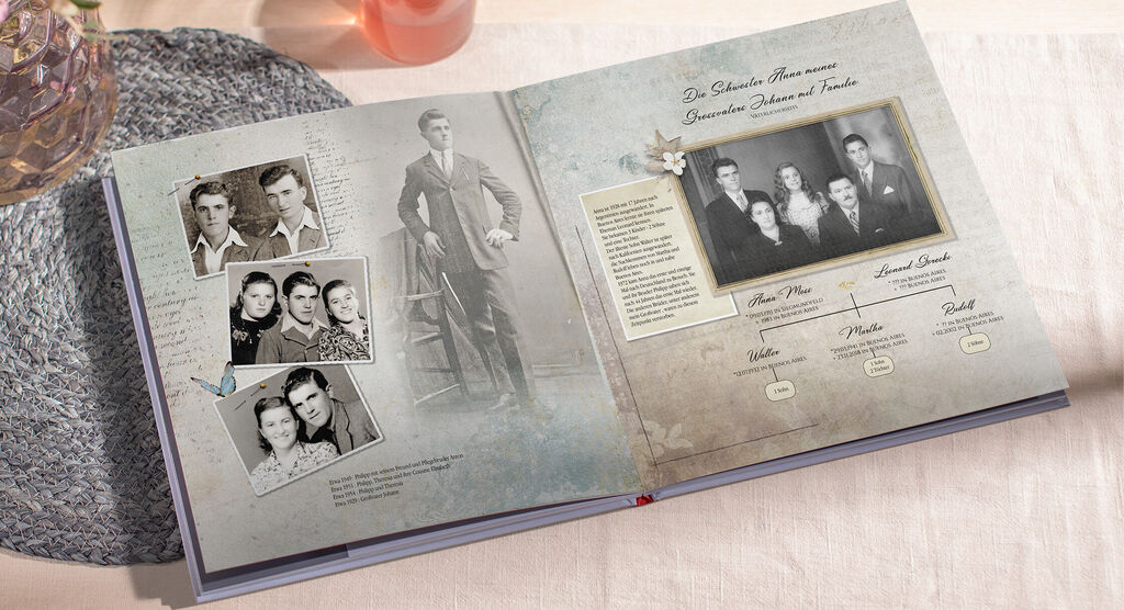 Ein geöffnetes CEWE FOTOBUCH mit alten Fotografien und Familienerinnerungen.