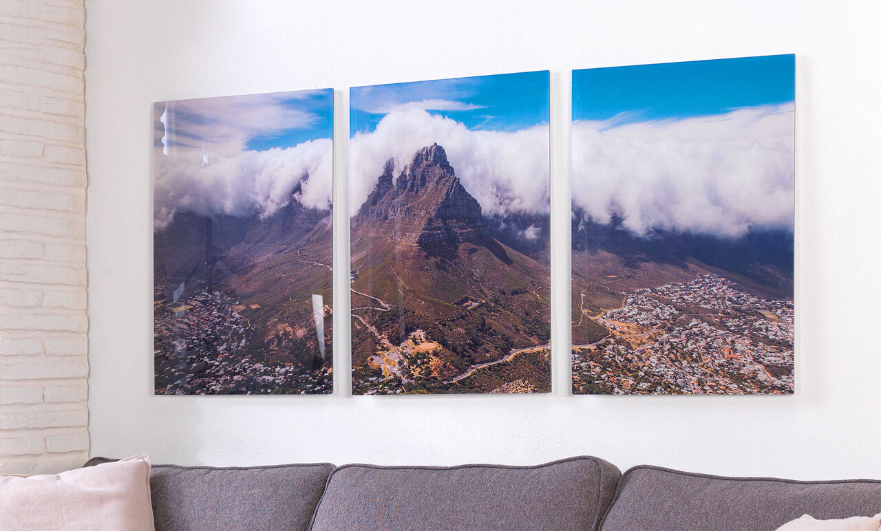 Drei Bilder von Tafelberg mit Wolken an einer Wand