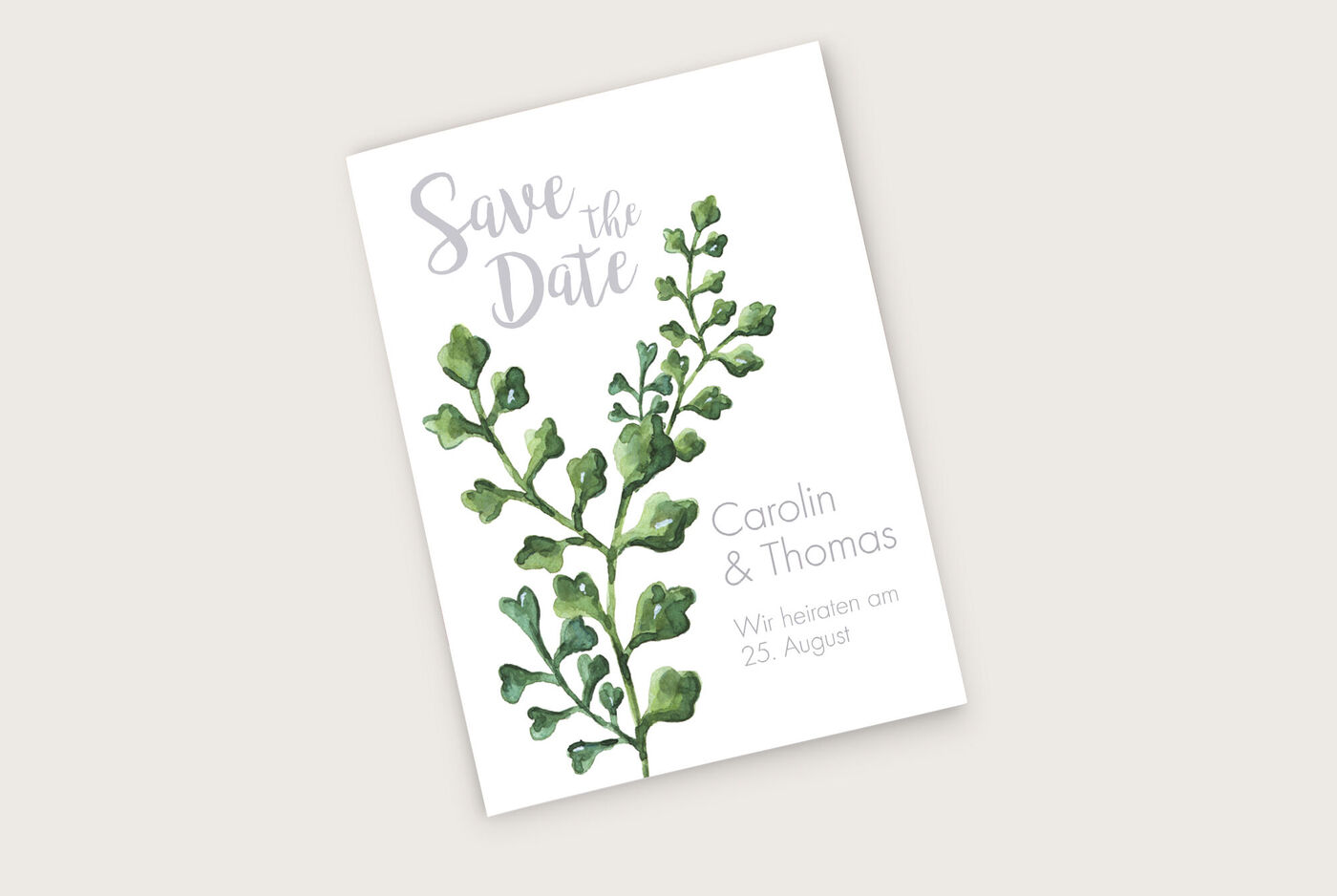 Ein liebevolles Save-the-Date-Kärtchen mit grünen Pflanzenmotiven. Der Text informiert über die Hochzeit von Carolin und Thomas.