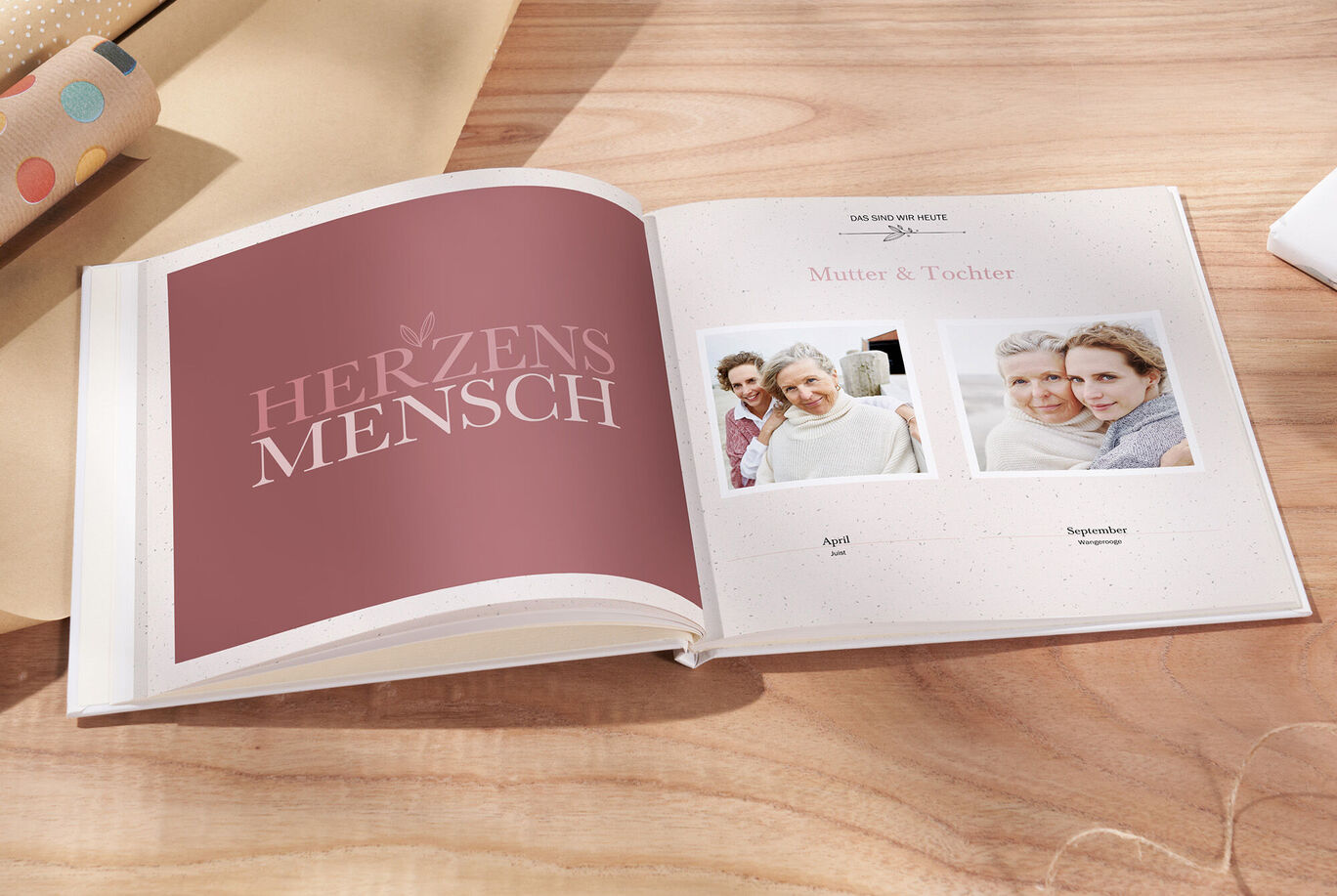 Ein geöffnetes Fotobuch mit der Aufschrift 'Herzensmensch' auf einer Seite und Familienfotos auf der anderen Seite.