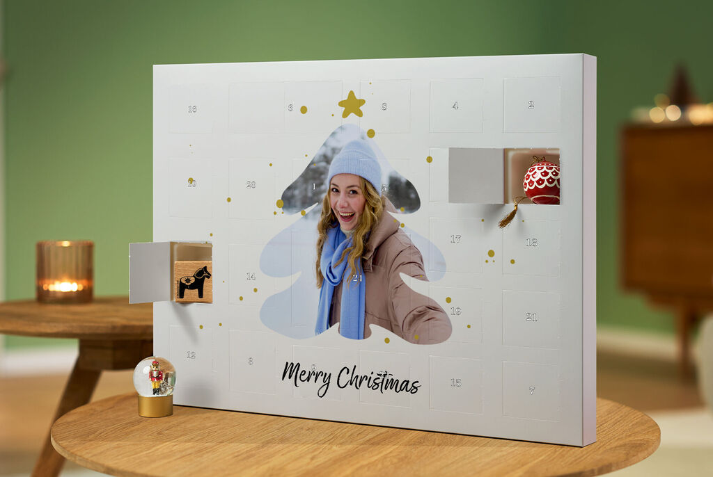 Adventskalender zum Selbstbefüllen mit festlichem Design, bunten Türchen für Feiertage und dem Foto einer Frau in winterlicher Kleidung