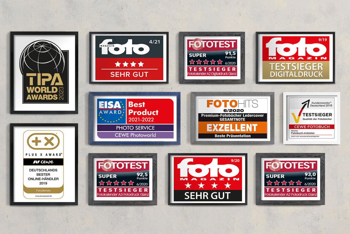 Eine Wand mit verschiedenen Auszeichnungen für CEWE Fotoprodukte, darunter Testergebnisse und das TIPA World Awards Logo