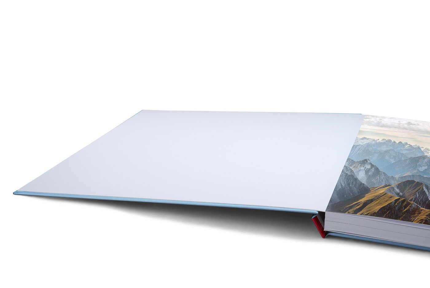 CEWE FOTOBUCH mit weißen Einband-Innenseiten und Bergfoto am Seitenrand