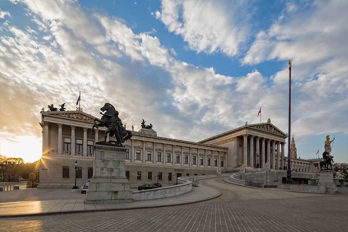 Das österreichische Parlament in Wien bei Sonnenuntergang.