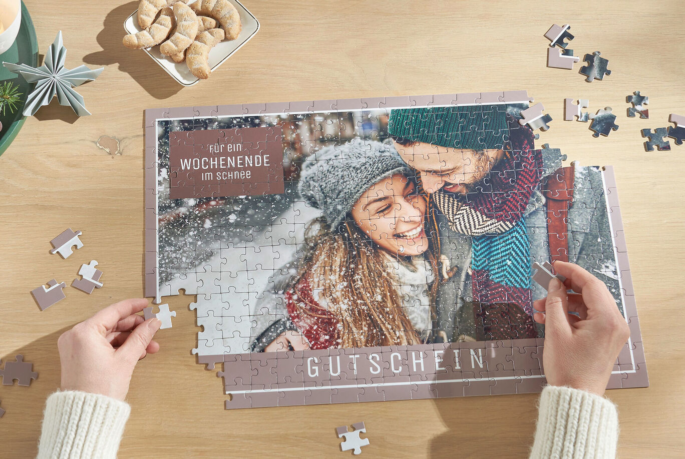 Eine Hand hält ein Puzzlestück über einem fast vollendeten Puzzle, das einen Gutschein zeigt.