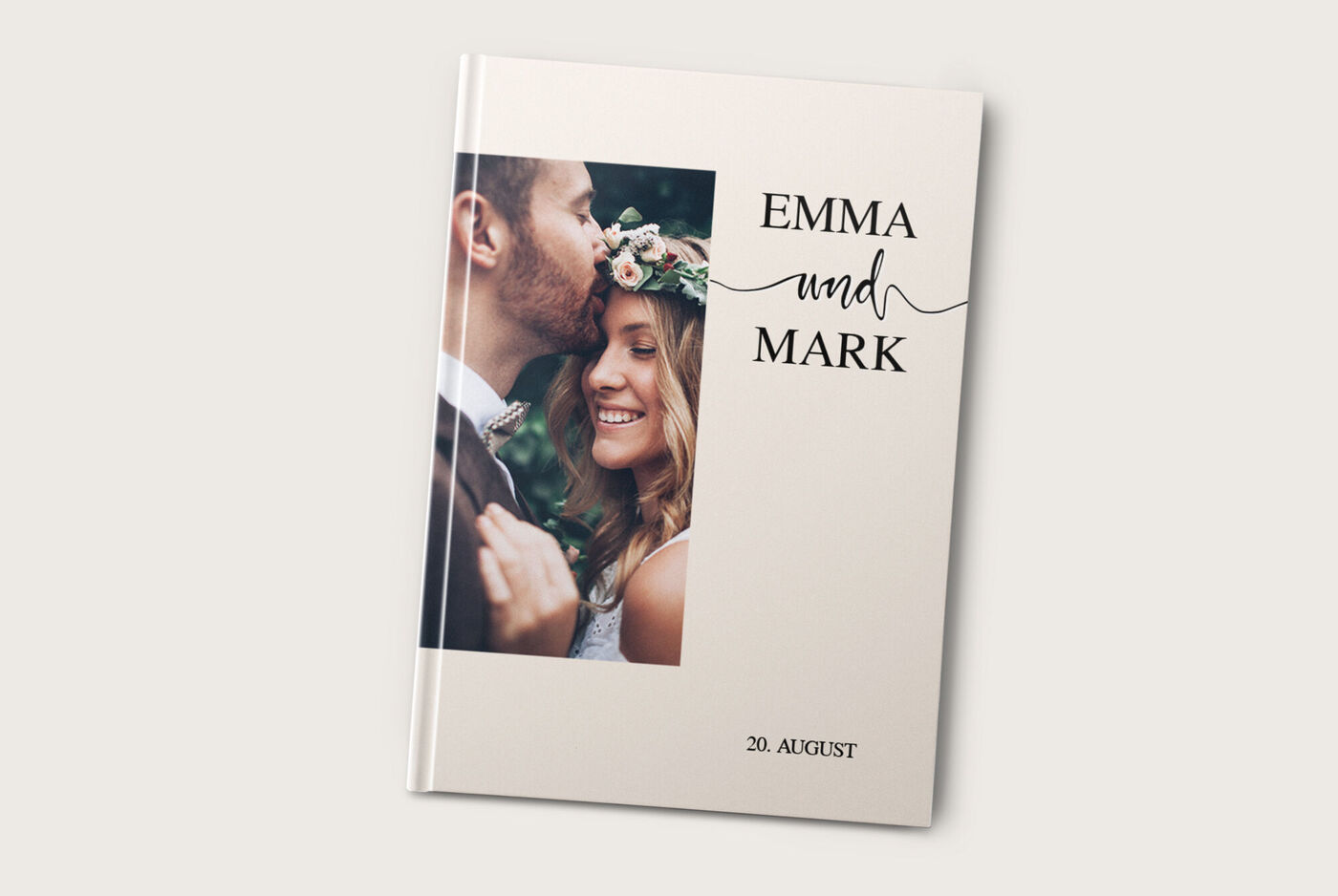 Ein wunderschönes CEWE FOTOBUCH mit dem Titel „Emma und Mark“ und einem floralen Design auf dem Cover
