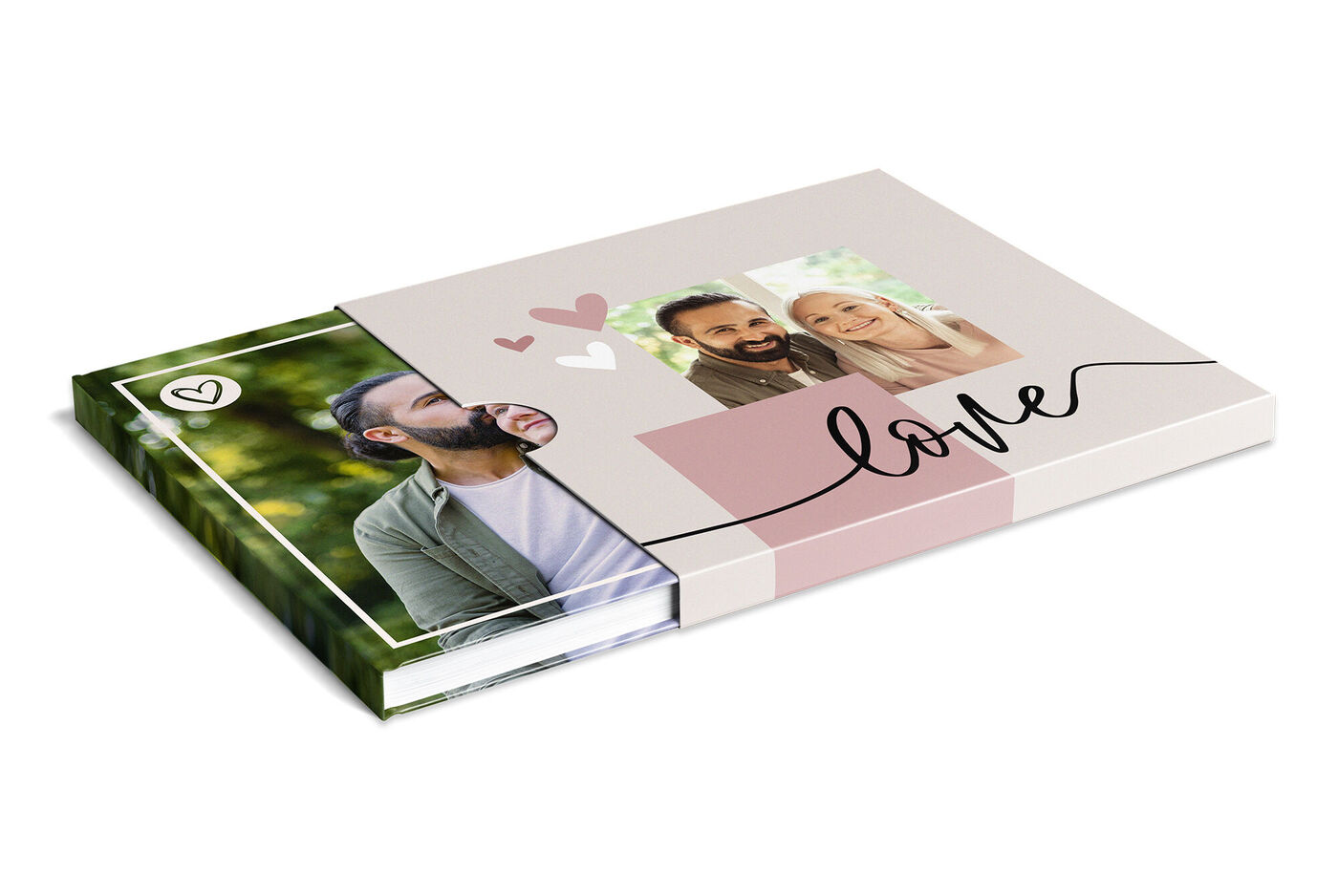 Liebevoll gestaltetes CEWE FOTOBUCH mit dem passenden Schuber liegt auf neutralen Hintergrund. Auf dem Cover ist ein Paar aus Mann und Frau