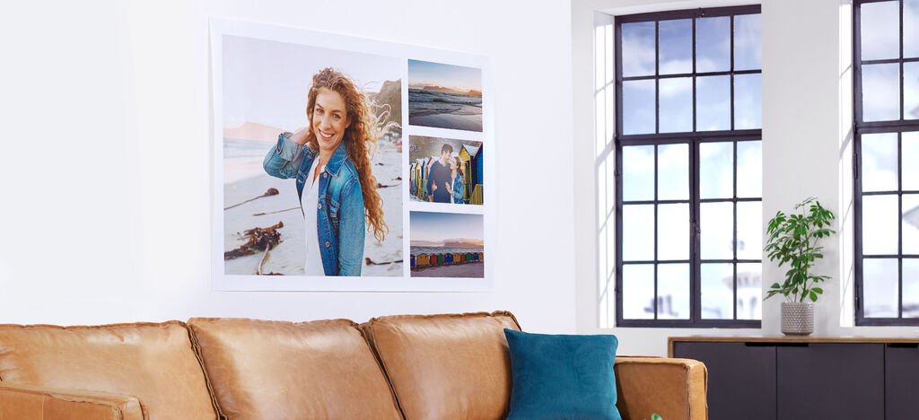 CEWE Wandbild mit persönlichen Fotos in einem modernen Wohnzimmer.