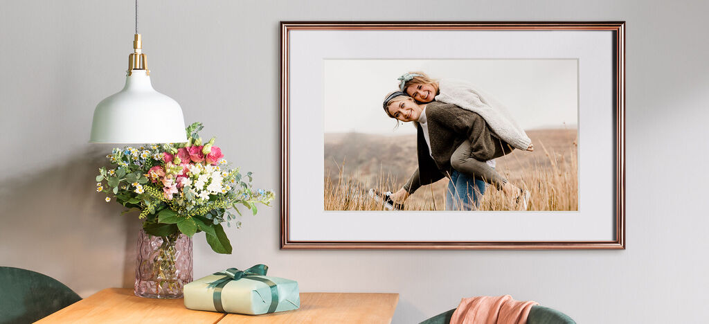 Ein herzlicher Moment zwischen Eltern und Kind auf einem Bild, das an einer Wand hängt