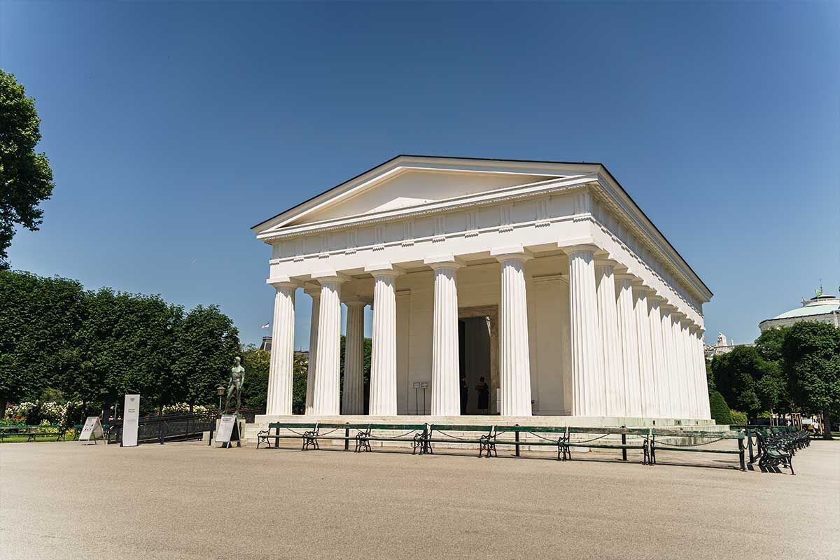 Ein klassisches Gebäude mit Säulen steht in einem Park unter blue sky.