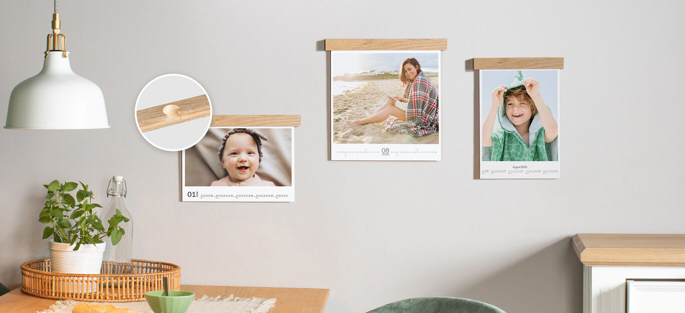 Drei Bilder in einem modernen Raum, zwei zeigen entspannte Momente am Strand und ein Babyfoto. Ein Pflanzenkontakt und eine Pendelleuchte ergänzen die Atmosphäre.