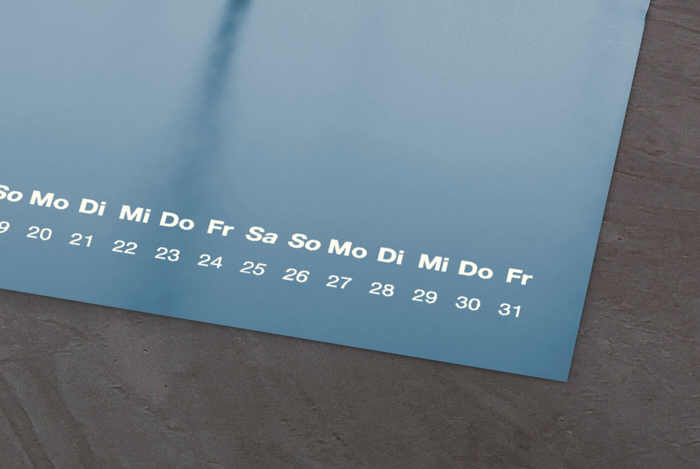 Detailaufnahme eines Kalenders mit Fotopapier in Premium-Matt, zeigt Wochentage und Datumszahlen auf einem edlen Hintergrund