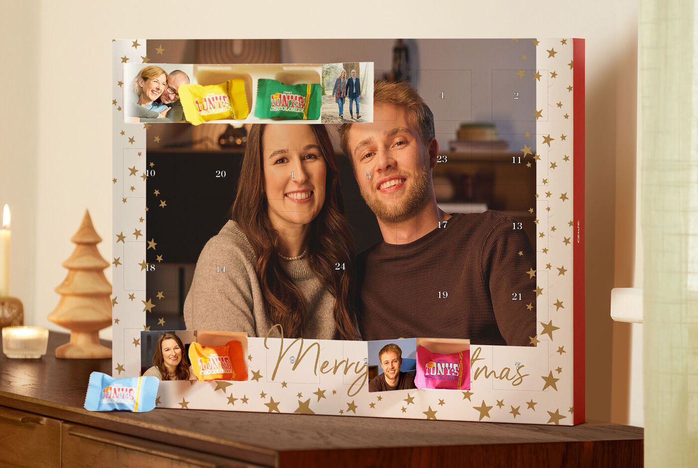 Adventskalender im XXL Format mit bunten Schokoladenverpackungen von Tony's Chocolonely und dem Foto eines glücklichen Paares.
