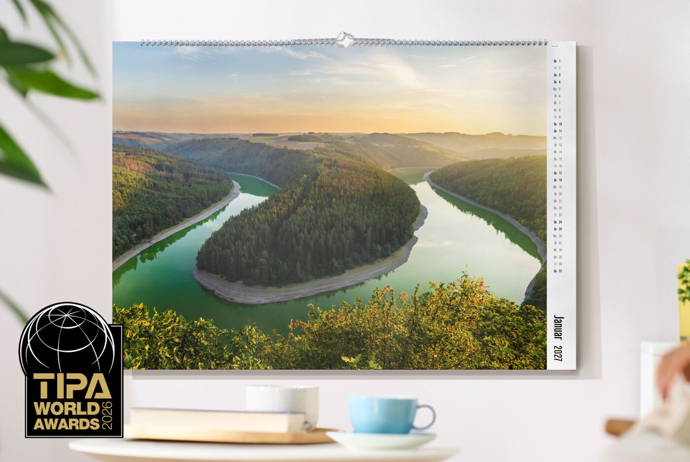 CEWE Fotokalender mit Landschaftsbild hängt an einer weißen Wand