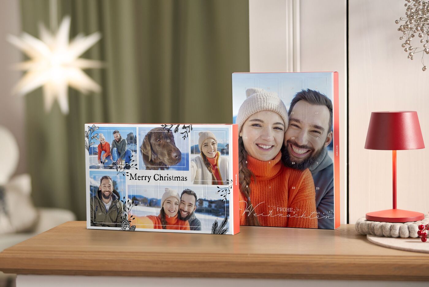 Zwei Adventskalender mit Foto von CEWE auf einem Tisch mit Fotos eines glücklichen Paares