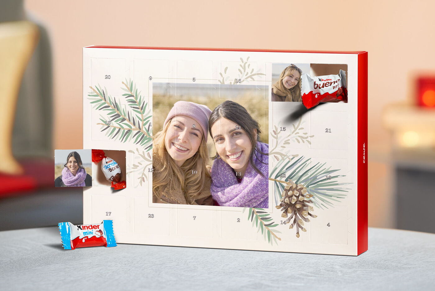 Adventskalender mit gefüllt Schokolade von kinder und Türchendruck. Mit einem Foto von 2 lächelnden Frauen.