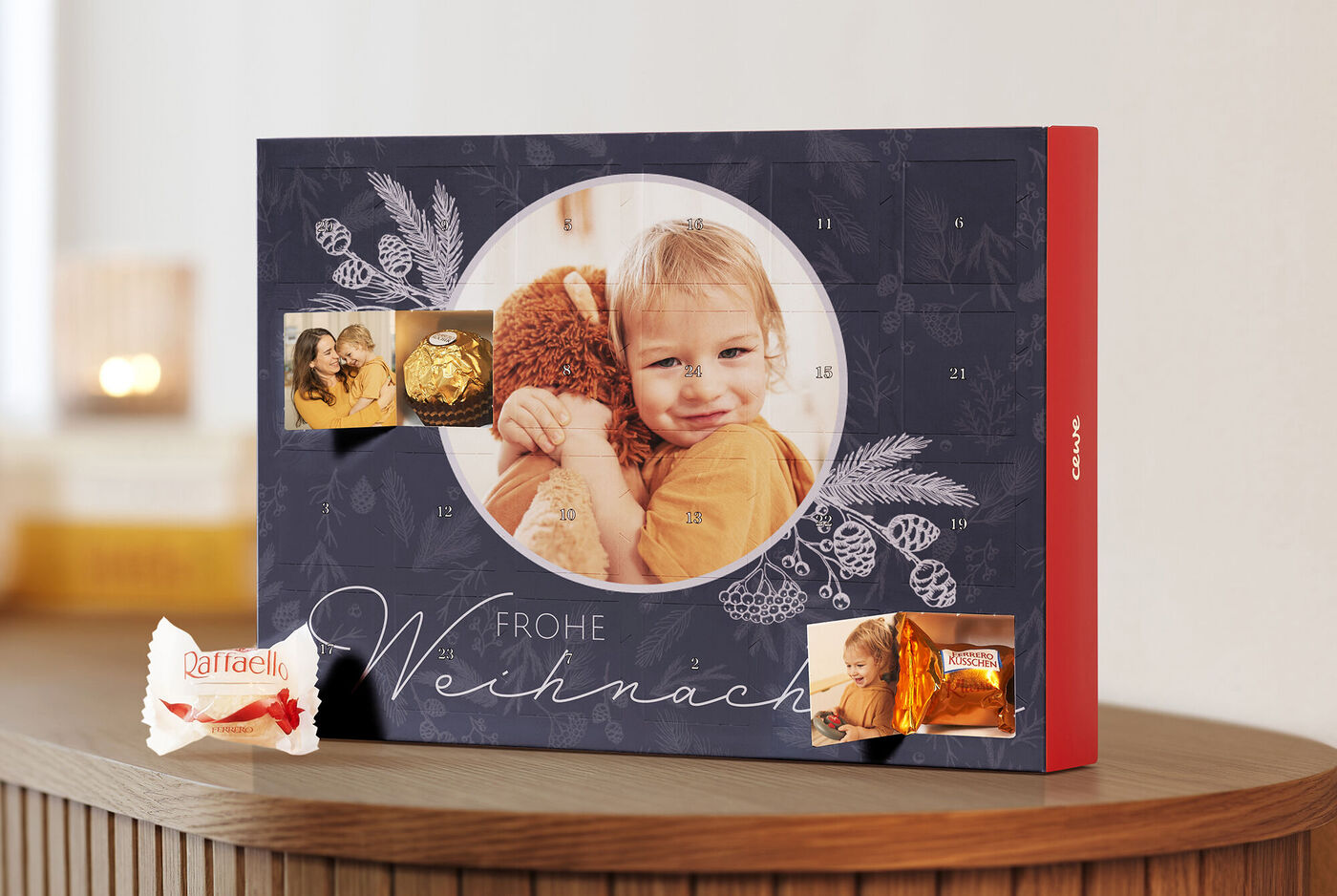 Adventskalender gefüllt mit Ferrero-Pralinen und Türchendruck mit dem Foto eines Kindes und seines Kuscheltiers