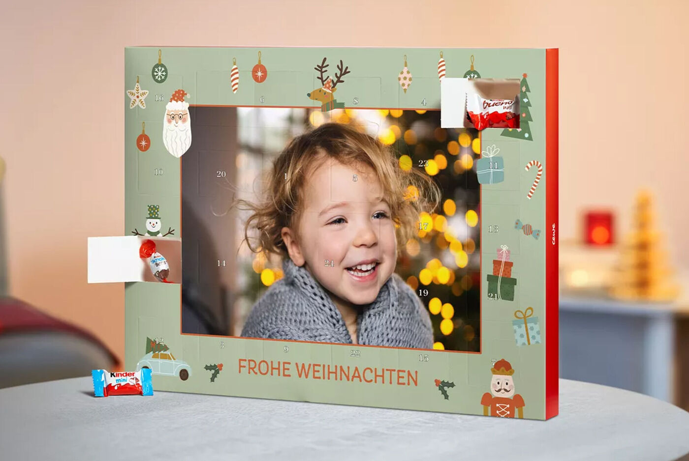 Adventskalender mit gefüllt Schokolade von kinder im XXL Format und einem Foto eines lachendes Kindes und weihnachtlichen Design.